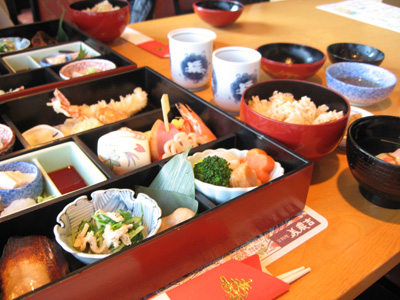 ご飯とおすましとごぼうの胡麻和えがありました