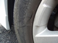 前輪のタイヤが鉄の蓋で傷つきました。